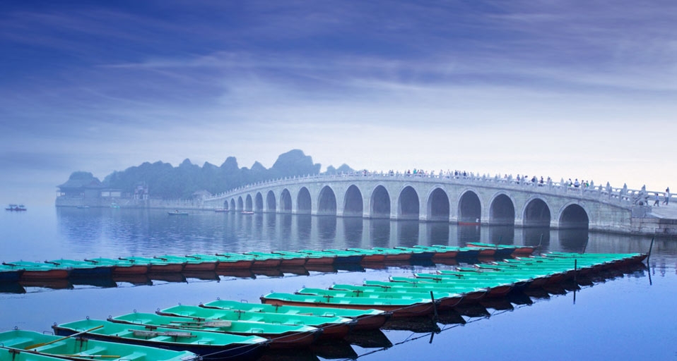 北京颐和园的十七孔桥 -- SIME/eStock Photo &copy; (Bing China)