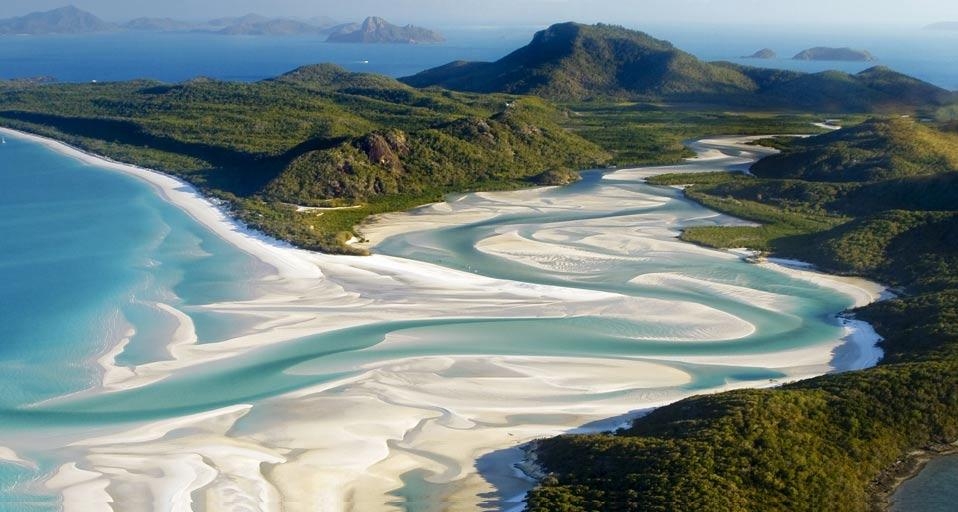 Aerial shot of Whitehaven Beach, Whitsunday Island off Queensland, Australia (© imagebroker.net/Superstock) &copy; (Bing Canada)