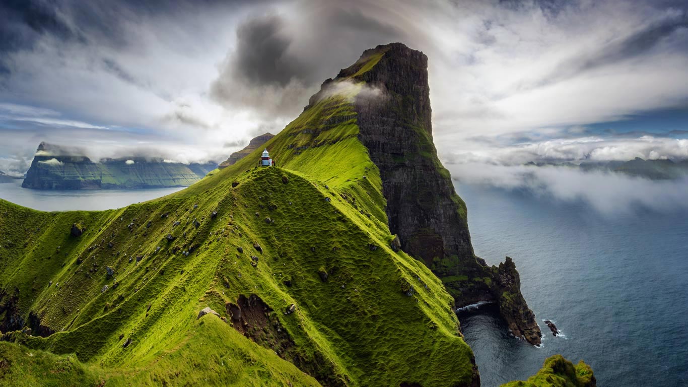 卡尔斯岛上的Kallur灯塔，法罗群岛 (© Janne Kahila/500px)(Bing China)