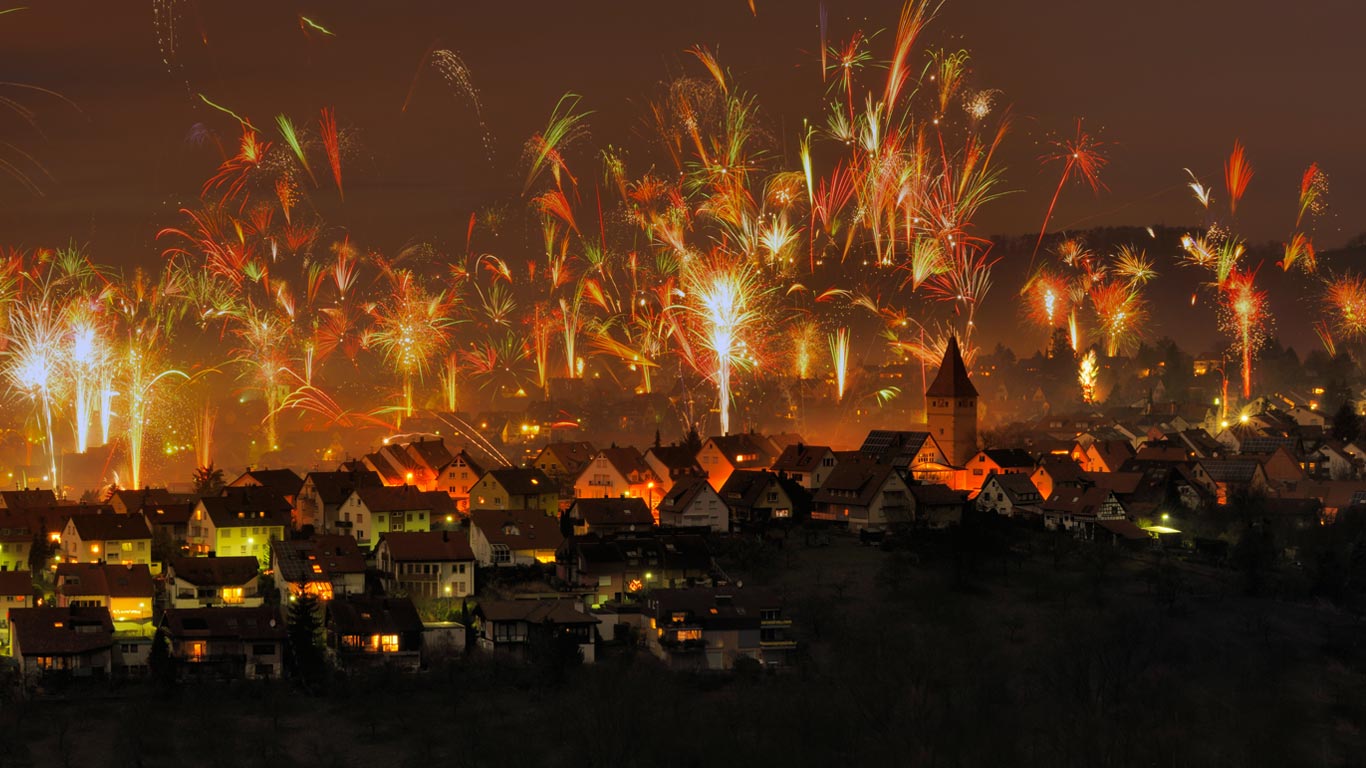 Silvesterfeuerwerk in Korb, Rems-Murr-Kreis, Baden-Württemberg, Deutschland (© Herbert Kehrer/Alamy)(Bing Deutschland)