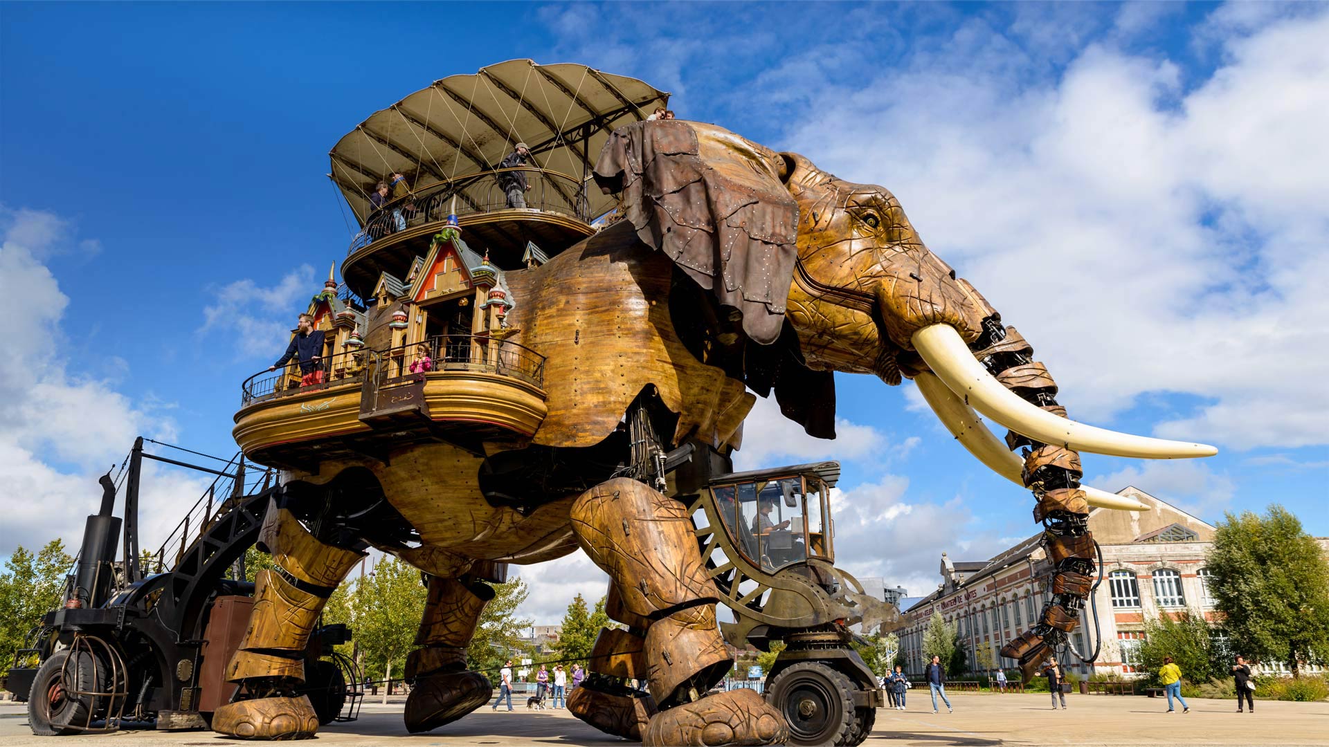The Great Elephant from Machines of the Isle of Nantes, France (© Dutourdumonde Photography/Shutterstock)(Bing Canada)