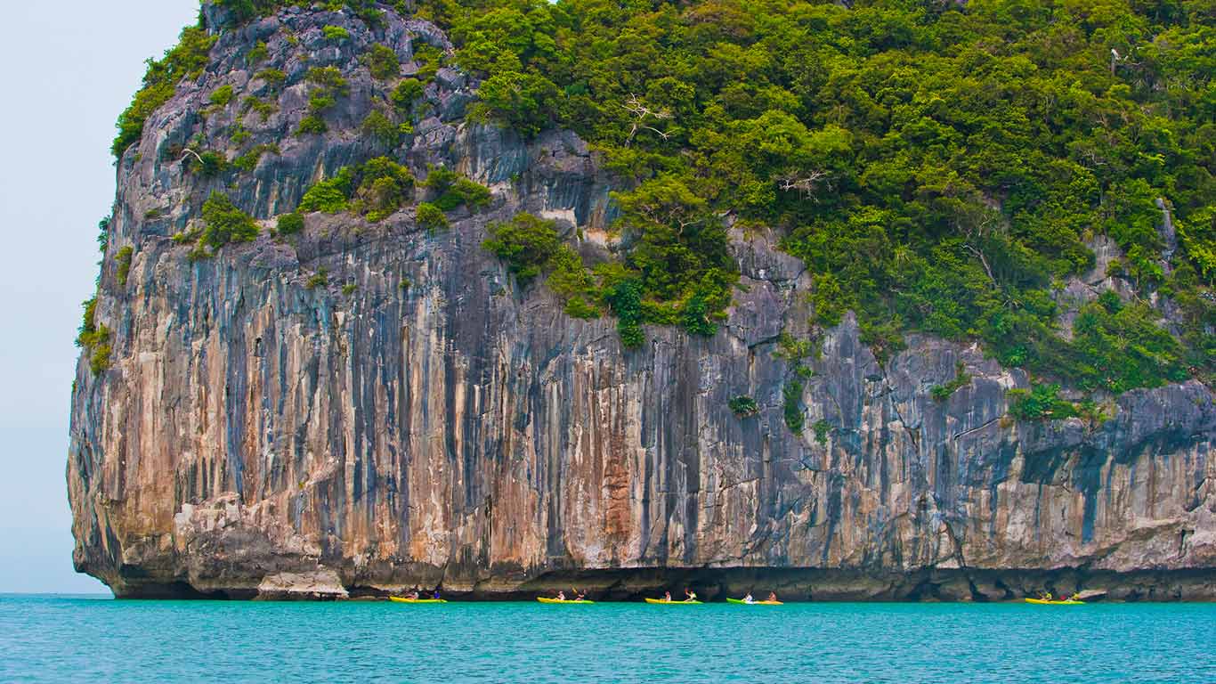 Kayak to sightseeing under the mountain, Alberta (© kroomjai/Shutterstock)(Bing Canada)