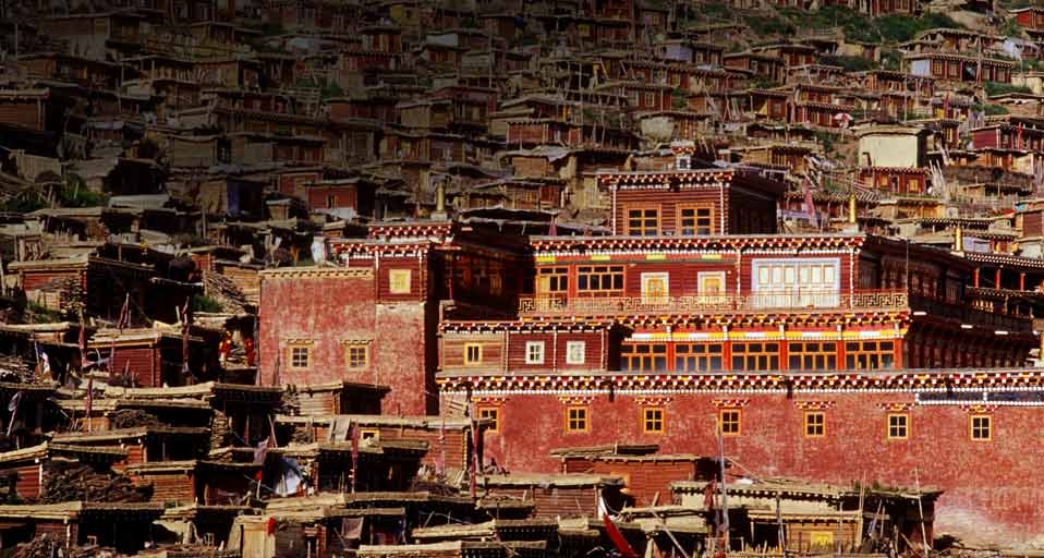 四川甘孜的色达佛学院 -- Yann Layma/The Image Bank/Getty Images &copy; (Bing China)