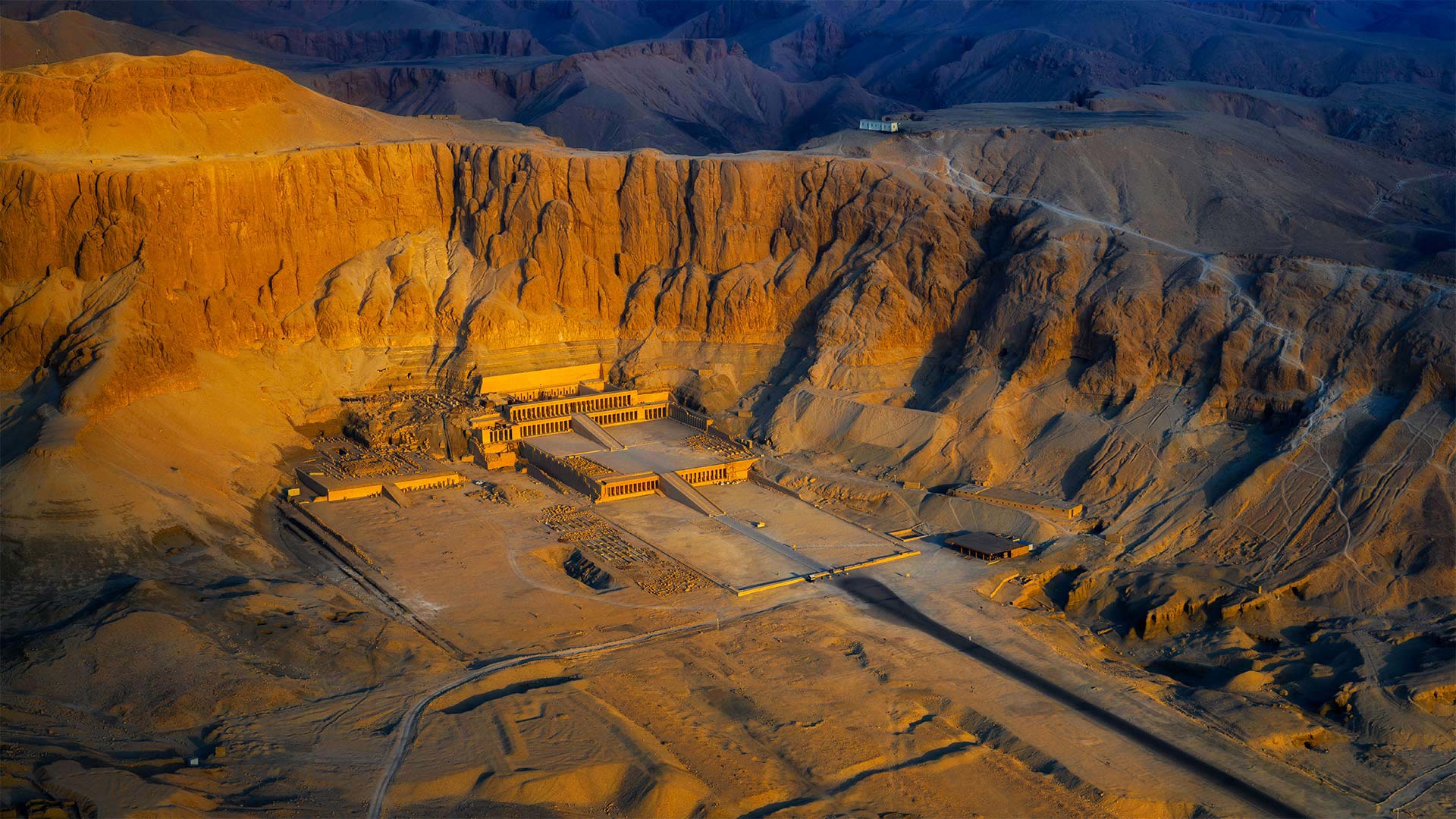 哈特谢普苏特女王神庙鸟瞰图，埃及卢克索古城 (© Ratnakorn Piyasirisorost/Moment/Getty Images)(Bing China)