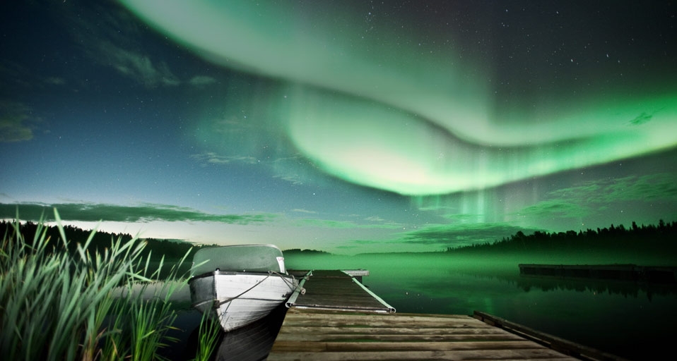 Aurora borealis over Vee Lake near Yellowknife, Canada (© Michael Ericsson/Getty Images) &copy; (Bing Canada)