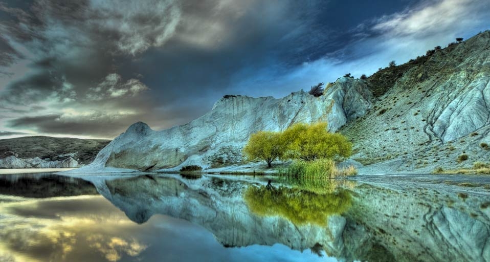 Reflection on Blue Lake, adjacent to St. Bathans, Central Otago, New Zealand (© Colin Monteath/age footstock) &copy; (Bing Canada)