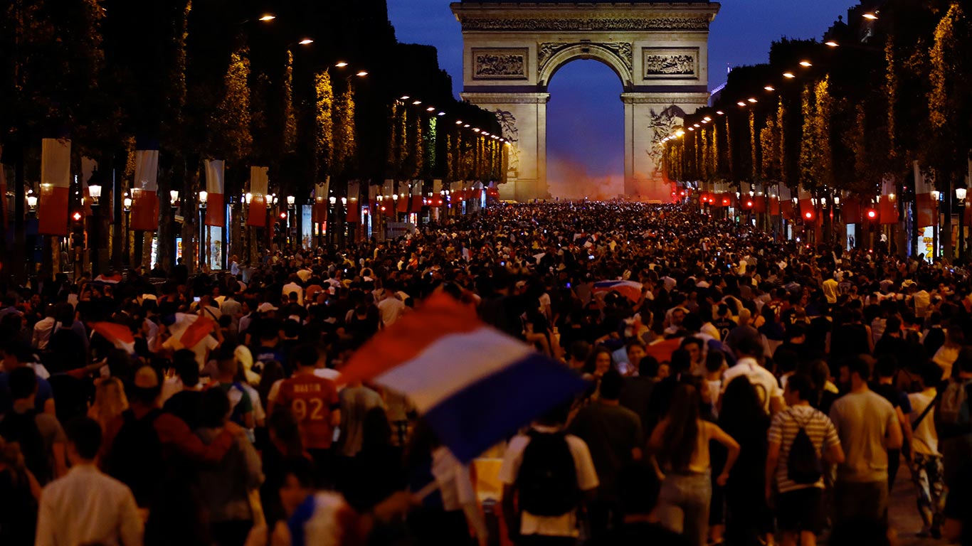 Une foule en liesse après la Victoire des Bleus face à la Belgique en demi-finale de la Coupe du monde, Champs-Élysées, France (© Charles Platiau/REUTERS)(Bing France)