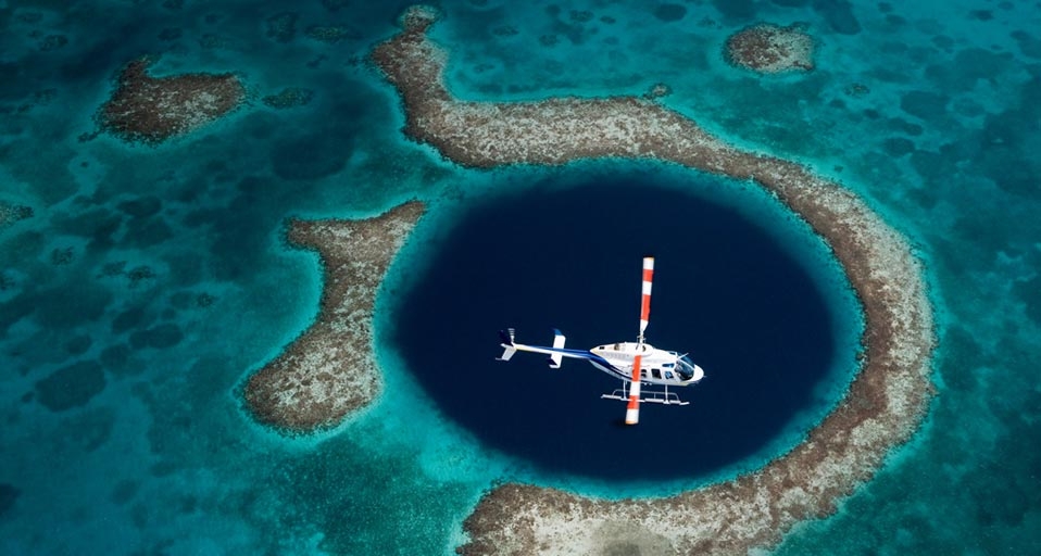 伯利兹海域著名的蓝洞 -- Image Source/Corbis &copy; (Bing China)
