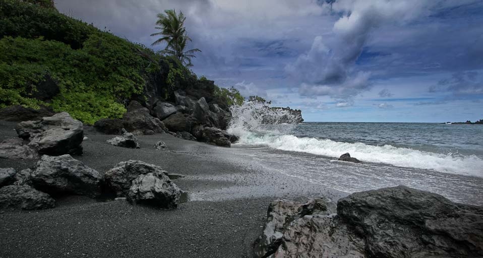 ｢ブラックサンド・ビーチ｣アメリカ, ハワイ, マウイ島, ワイアナパナパ 州立公園 -- Wallace Simpson &copy; (Bing Japan)
