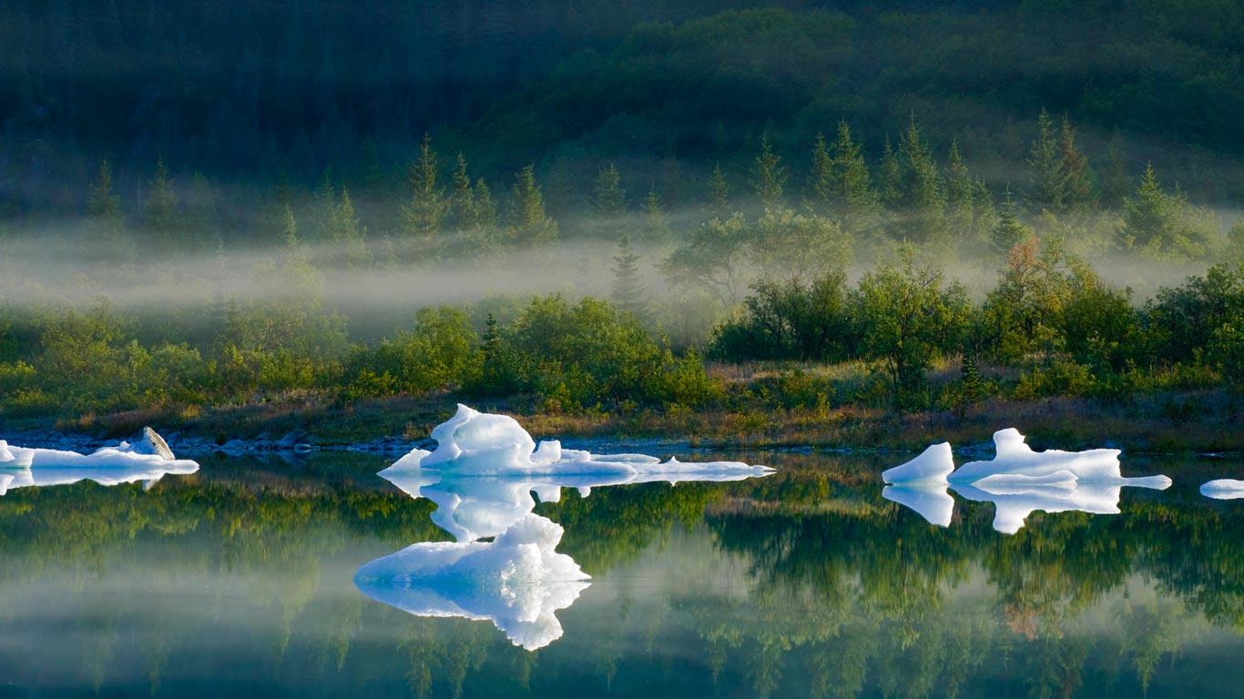 美国，阿拉斯加，基奈峡湾国家公园的熊冰川湖 (© Michael DeYoung/age fotostock)(Bing China)