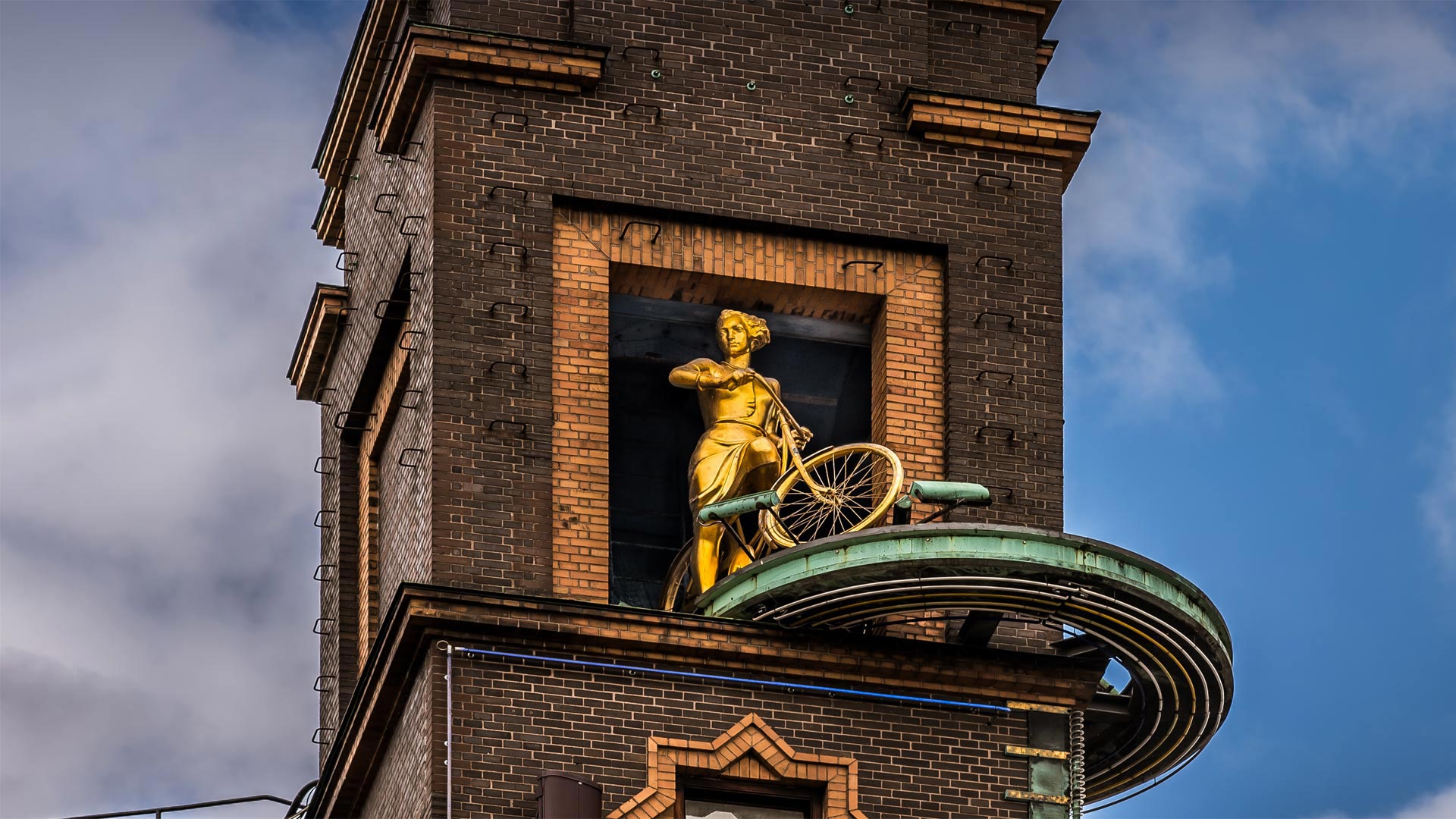 La sculpture ‘Vejrpigerne’ (“Les filles météo”) dominant la place de la mairie à Copenhague, Danemark (© Stig Alenas/Shutterstock)(Bing France)