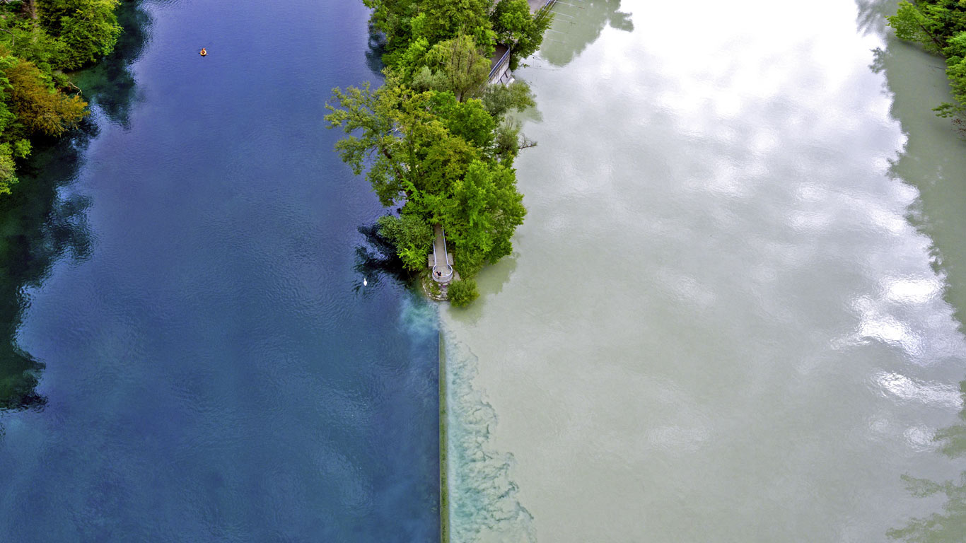 流入罗纳河的阿尔沃河，瑞士日内瓦 (© Capchure/Getty Images)(Bing China)