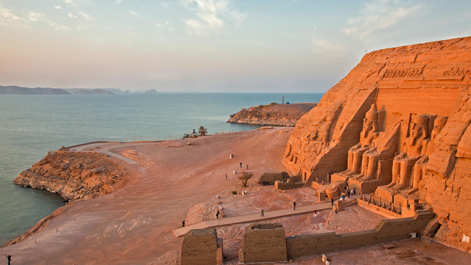 Abu Simbel temples on the west shore of Lake Nasser, Egypt (© George Steinmetz/Getty Images)(Bing Canada)