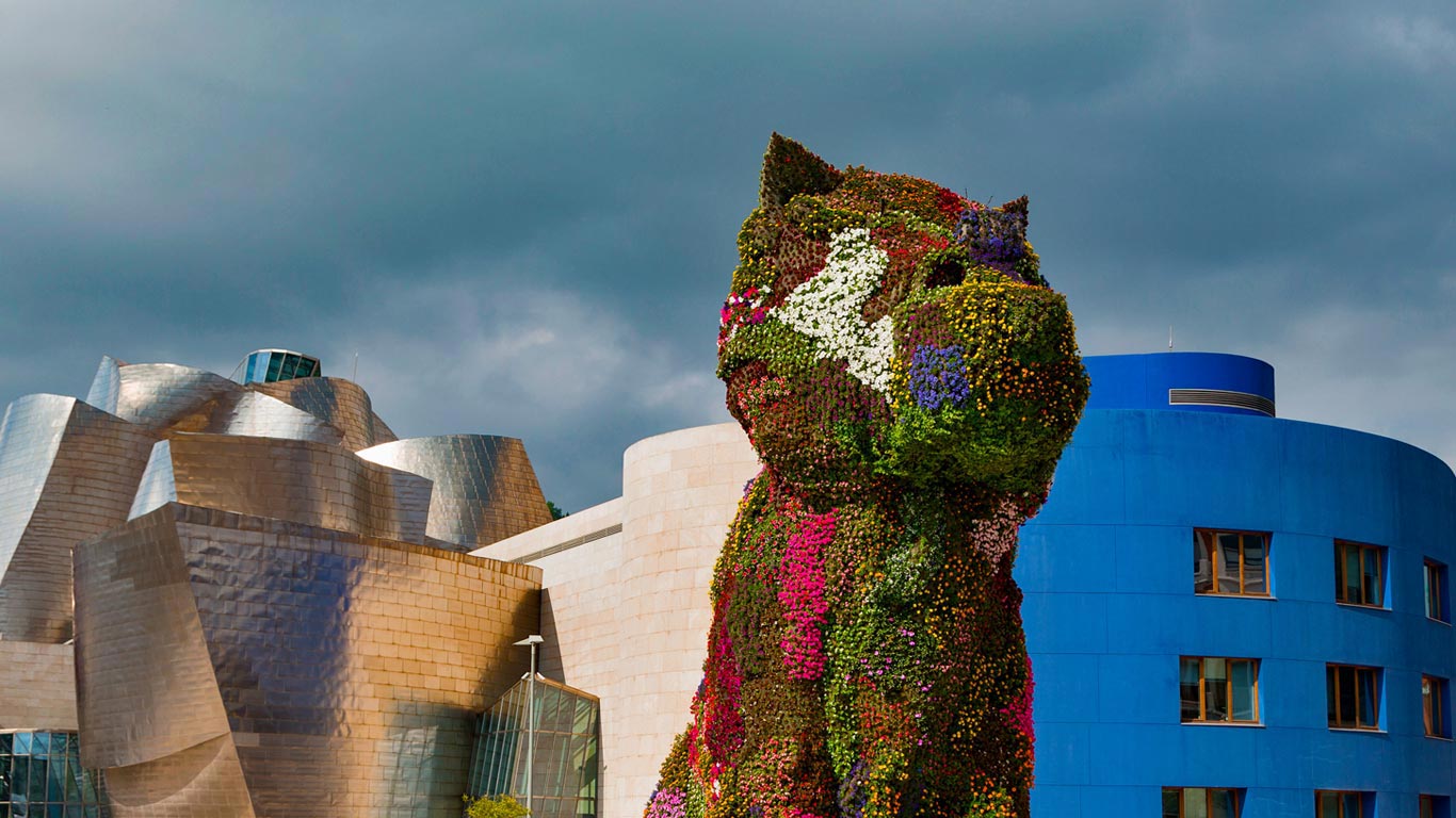 Sculpture végétale “Chiot” placée devant le Musée Guggenheim de Bilbao, Espagne (© Martin Child/Aurora Photos)(Bing France)