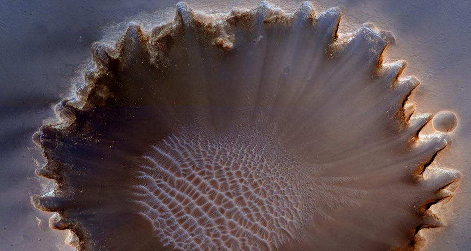 由美国宇航局的火星侦察轨道器拍摄的火星陨石坑  - - NASA &copy; (Bing China)