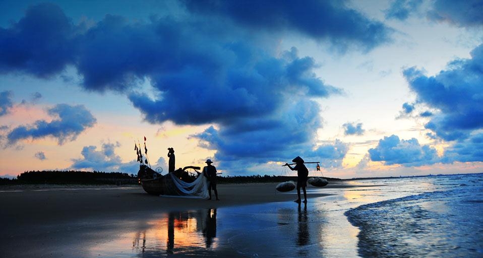 天刚亮，捕鱼人已经开始工作 (© MelindaChan/Flickr/Getty Images) &copy; (Bing China)