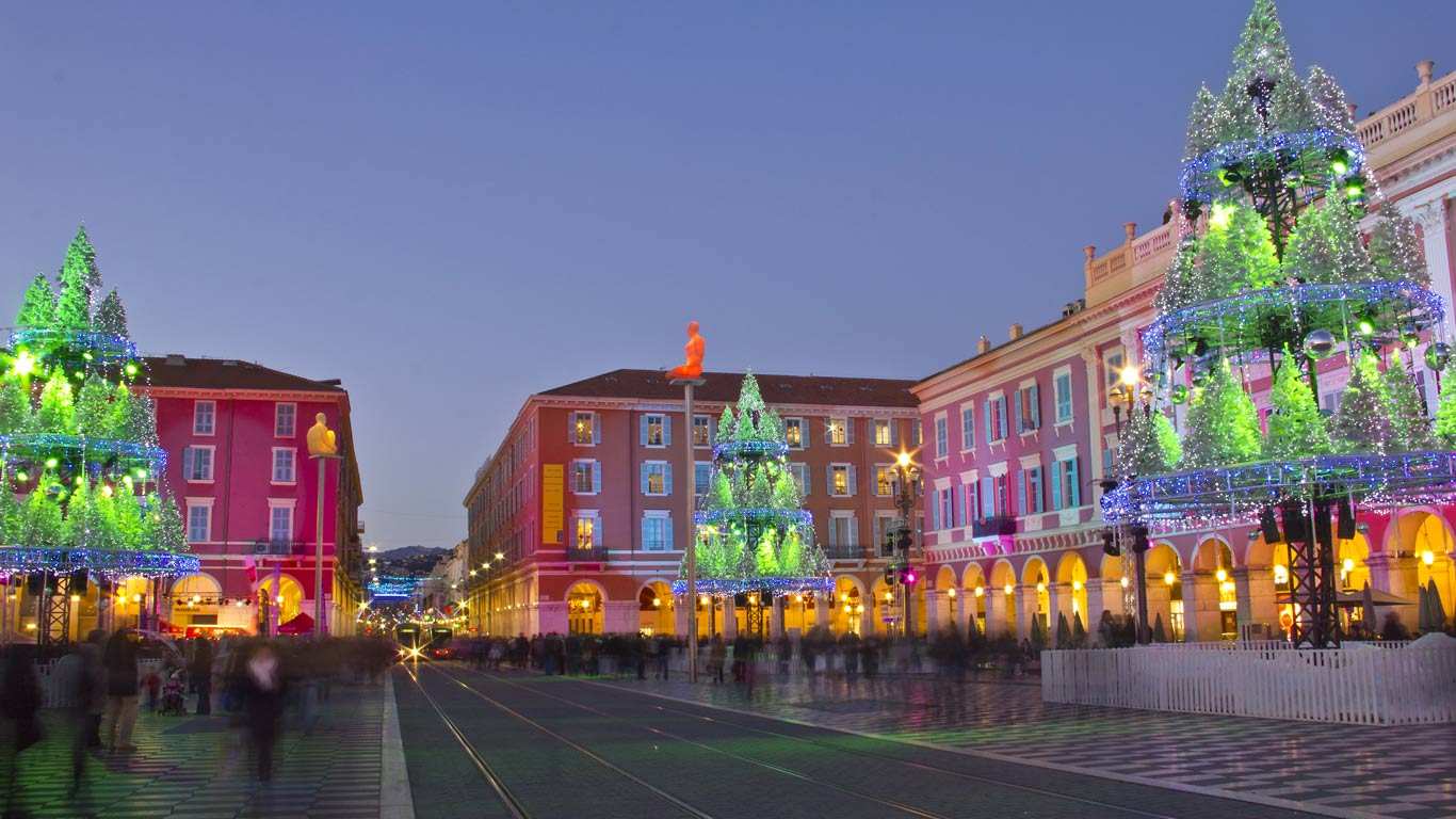 Place Masséna à Nice illuminée pour les fêtes, Alpes-Maritimes, Provence-Alpes-Côte d’Azur (© Giancarlo Liguori/Shutterstock)(Bing France)
