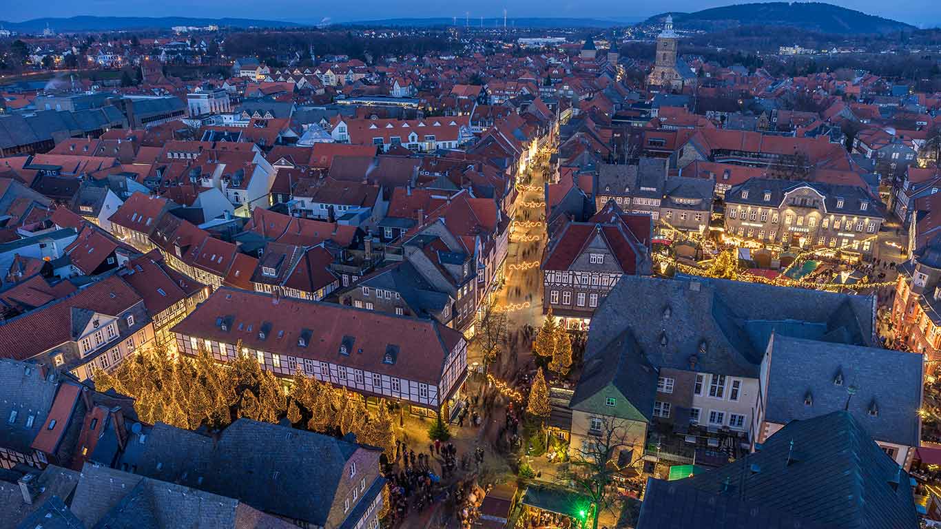 Weihnachtsmarkt am Abend, Goslar, Niedersachsen, Deutschland (© Westend61/Getty Images)(Bing Deutschland)