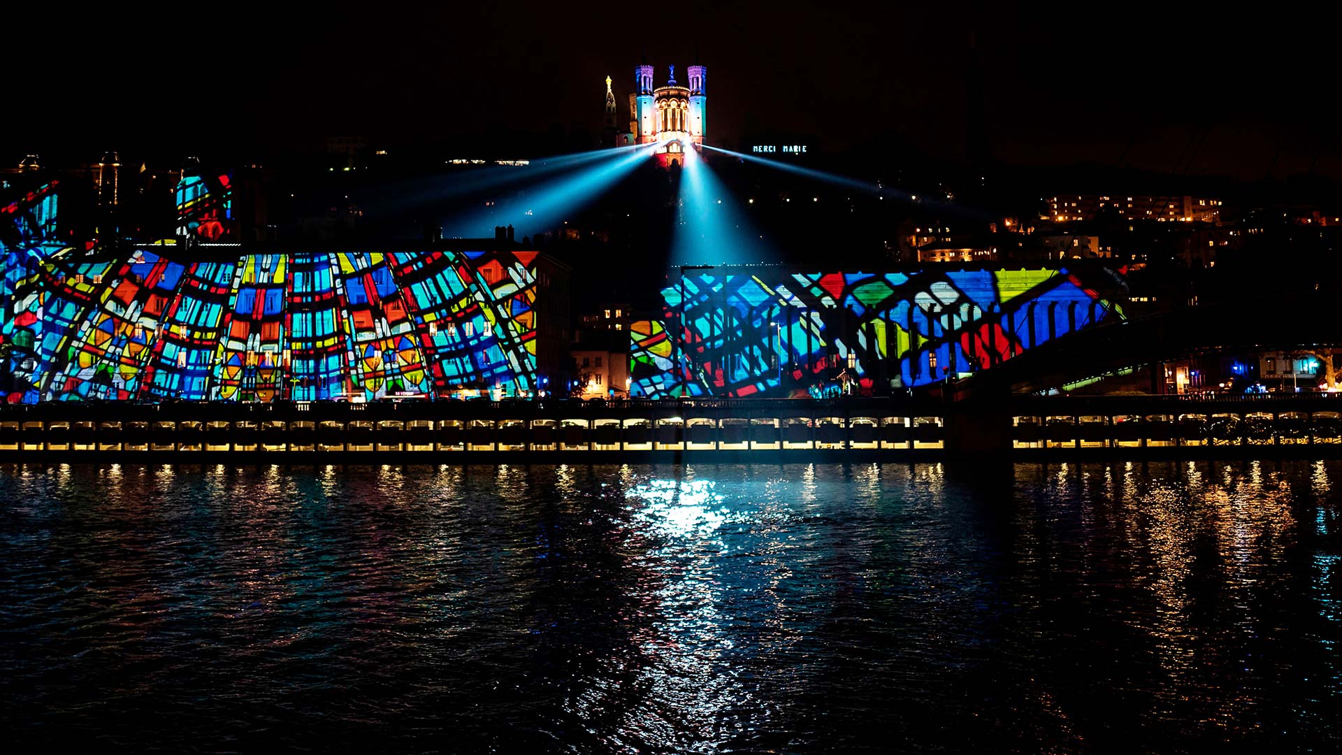 Basilique Notre Dame de Fourvière à Lyon pendant la Fête des Lumières (© Jean-Philippe Ksiazek/AFP/Getty Images)(Bing France)