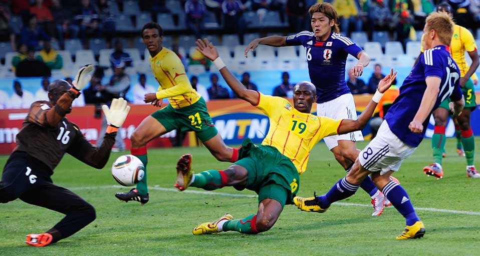 ｢FIFAワールドカップ2010 日本vsカメルーン戦｣ -- Stuart Franklin/Getty Images &copy; (Bing Japan)