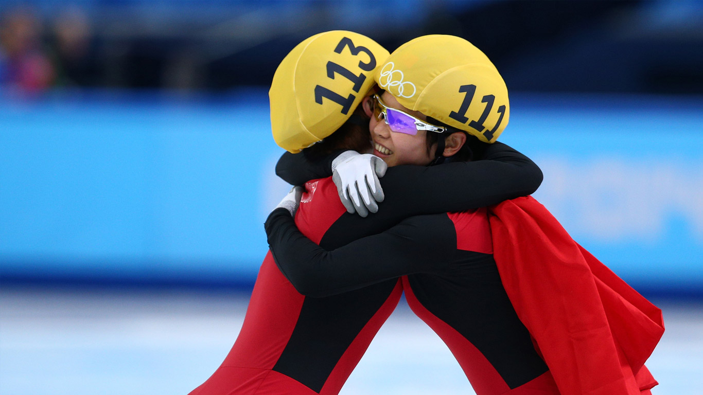 俄罗斯索契冬奥会第8天2014年2月15日，周洋(左)短道速滑女子1500米项目夺冠后激动地抱着李坚柔 (© Xinhua/Wang Haofei/Corbis)(Bing China)