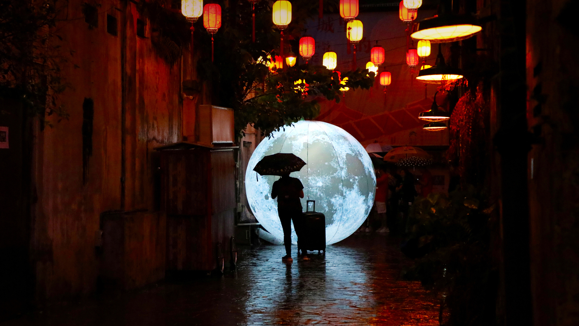 Moon installation during celebrations for the Mid-Autumn Festival in Kuala Lumpur, Malaysia (© Lim Huey Teng/Reuters)(Bing Canada)