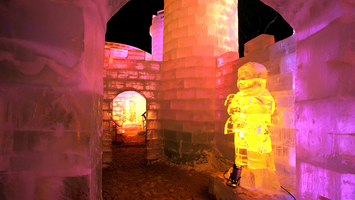 Ice sculptures, Place Loto-Quebec, Winter Carnival, Quebec City, Quebec, Canada (© Barrett & MacKay/All Canada Photos/age fotostock)(Bing Canada)