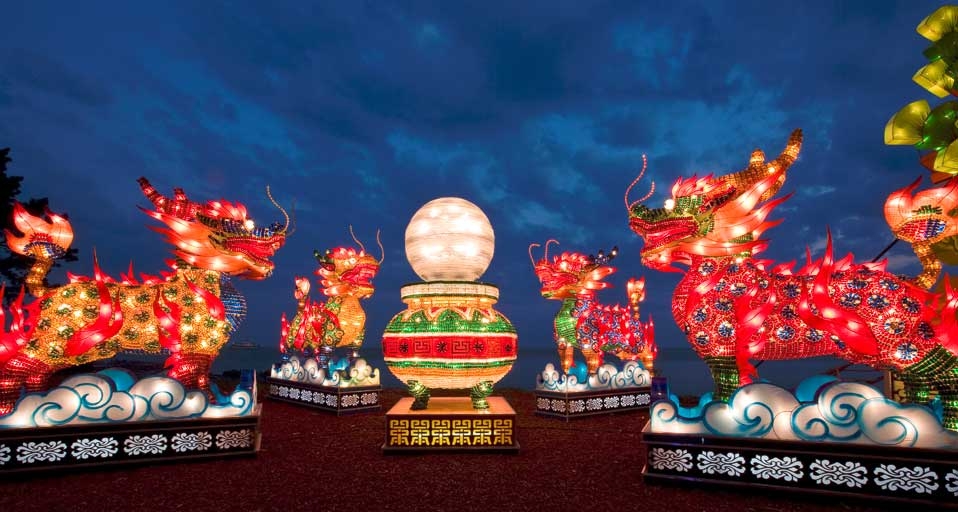 海外华侨庆春节：加拿大多伦多的春节彩灯 -- Henry Georgi/Photolibrary &copy; (Bing China)