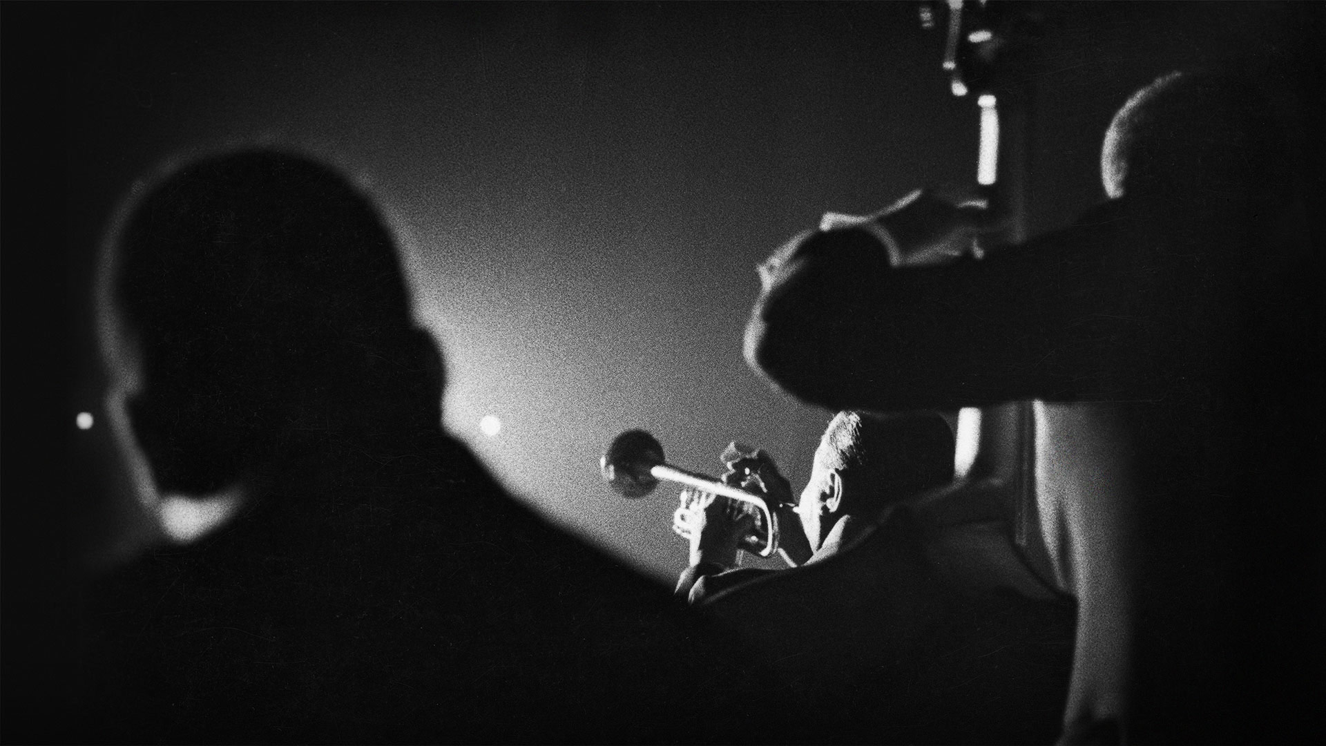 Louis Armstrong performs with bandmates in Vienna, Austria, on February 22, 1959 (© Franz Hubmann/Getty Images)(Bing Canada)