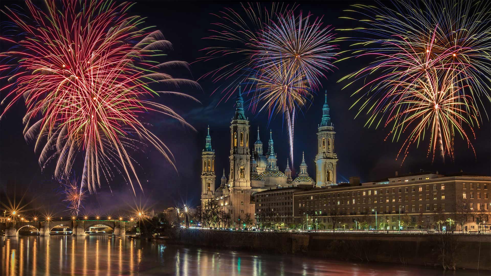 跨年庆典中燃放的烟花，西班牙萨拉戈萨 (© Martina Badini/Shutterstock)(Bing China)