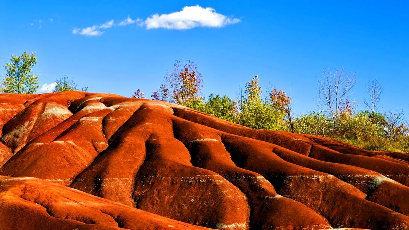 Cheltenham Badlands near Inglewood, Ontario (© Andrew McLachlan/All Canada Photos/Corbis)(Bing Canada)
