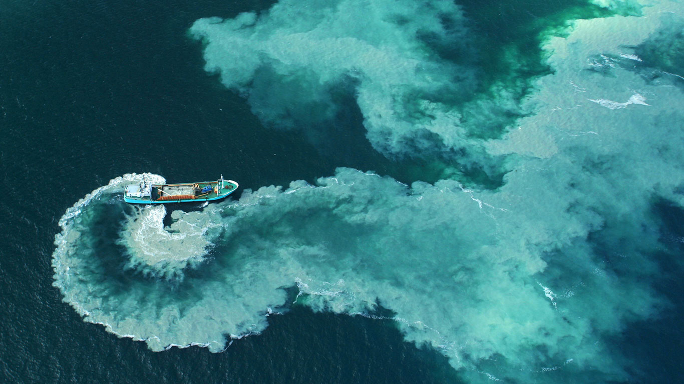法国哥雷纳昂群岛附近的一艘挖泥船 (© Andia/Latitude Stock)(Bing China)