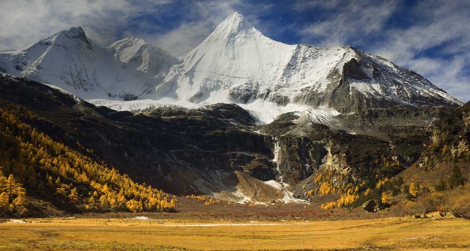 四川亚丁的央迈勇雪山 -- Jochen Schlenker/Robert Harding Travel/Photolibrary &copy; (Bing China)