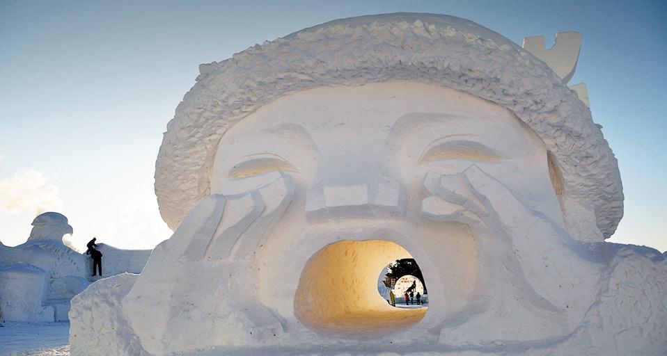 2011年12月，内蒙古自治区呼伦贝尔海拉尔冰雪节的雪雕 (© Yu Changjun/Xinhua Press/Corbis) &copy; (Bing China)