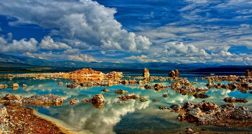 Mono Lake in Mono County, California (© Bill Wright/Getty Images) &copy; (Bing United States)