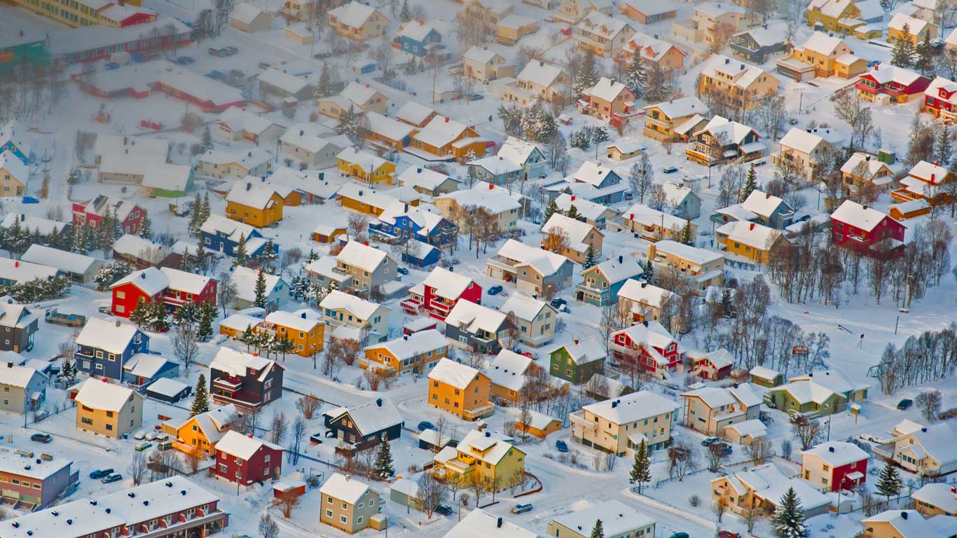 特罗姆瑟的色彩缤纷的房子，挪威 (© Tomasz Misiukiewicz/500px)(Bing China)