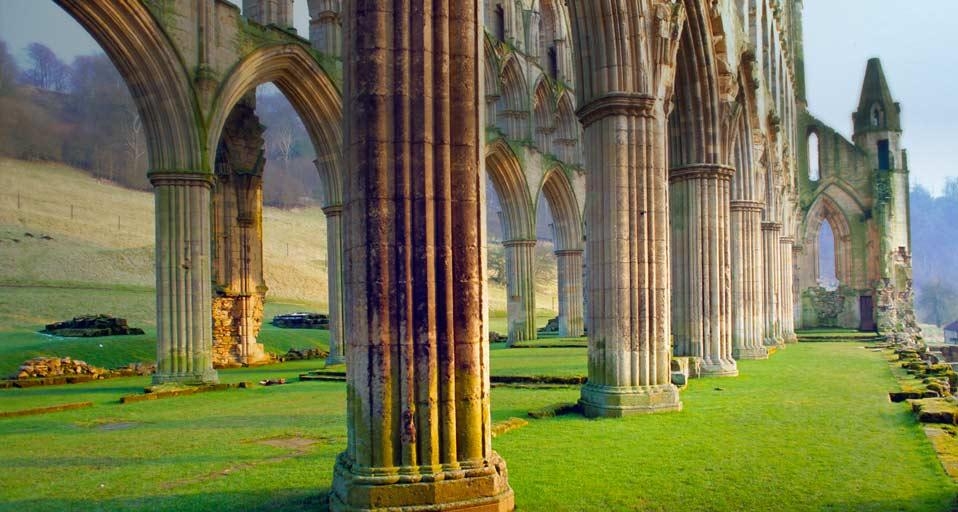 ｢リヴォー修道院｣イギリス, ヨークシャー (© Robert Cousins/Robert Harding/Plain Picture) &copy; (Bing Japan)