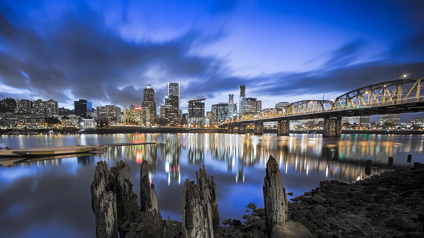 美国俄勒冈州，波特兰市与威拉米特河 (© Ben Coffman Photography/Tandem Stock)(Bing China)