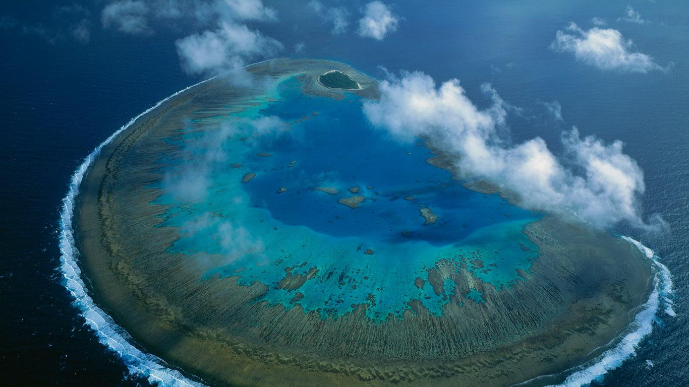 Lady Musgrave Island coral atoll in Capricorn-Bunker group, Great Barrier Reef Marine Park, Queensland, Australia (© D. Parer & E. Parer-Cook/Superstock)(Bing New Zealand)