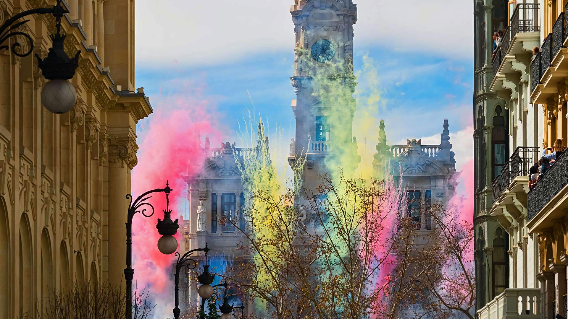 市政厅广场上庆祝圣何塞节的烟花，西班牙巴伦西亚 (© Helena G.H/Shutterstock)(Bing China)