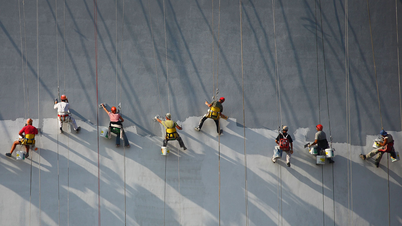 一名粉刷工人换上了件新外套 (© Ognian Medarov/500px)(Bing China)