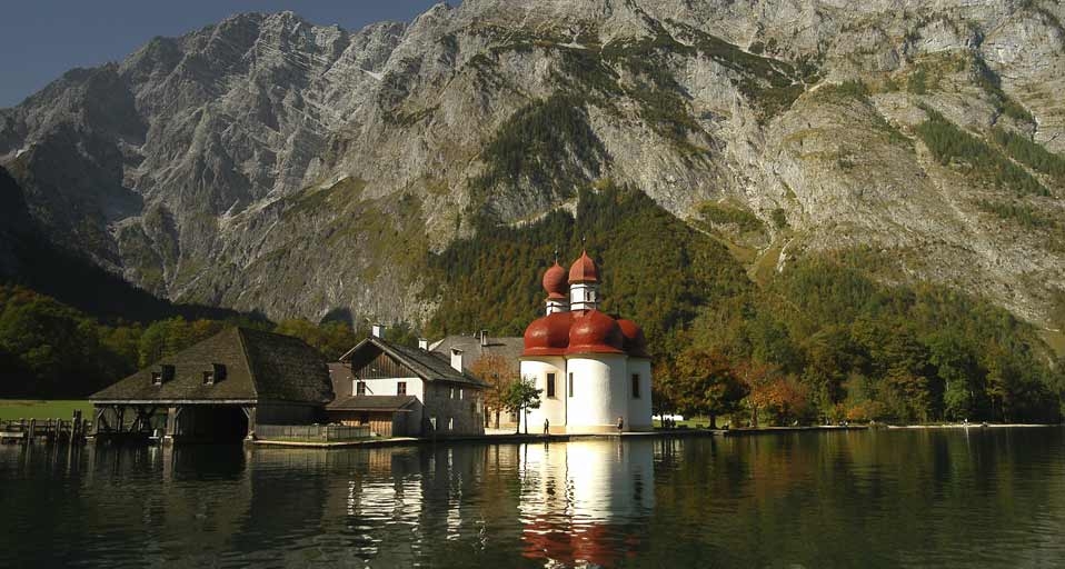 Die Wallfahrtskirche St. Bartholomä  am Königssee – im Hintergrund der Watzmann – Digfoto Digfoto/imagebroker.net/Photolibrary &copy; (Bing Germany)