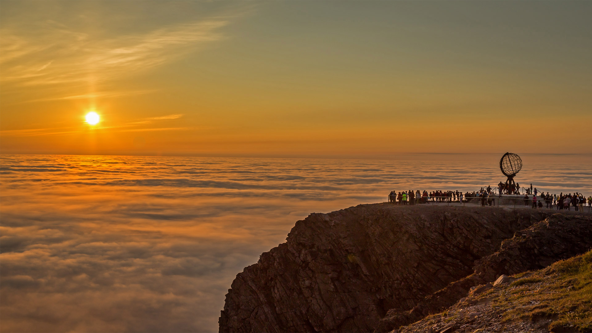 Midnight sun at North Cape, Norway (© Ron Bennett/Shutterstock)(Bing Canada)