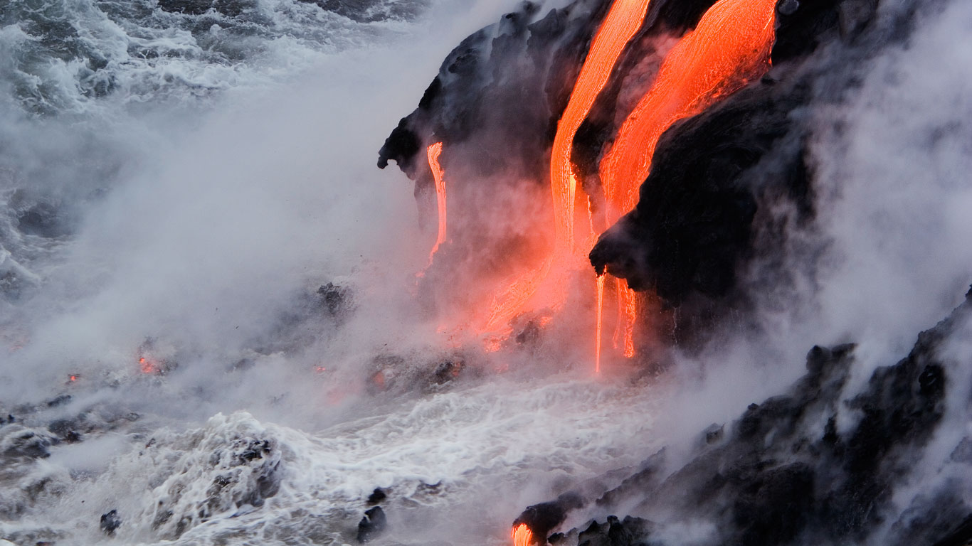 夏威夷卡拉帕纳，黏稠的火山熔岩从基拉韦厄注入海洋 (© Ron Dahlquist/Aurora Photos)(Bing China)