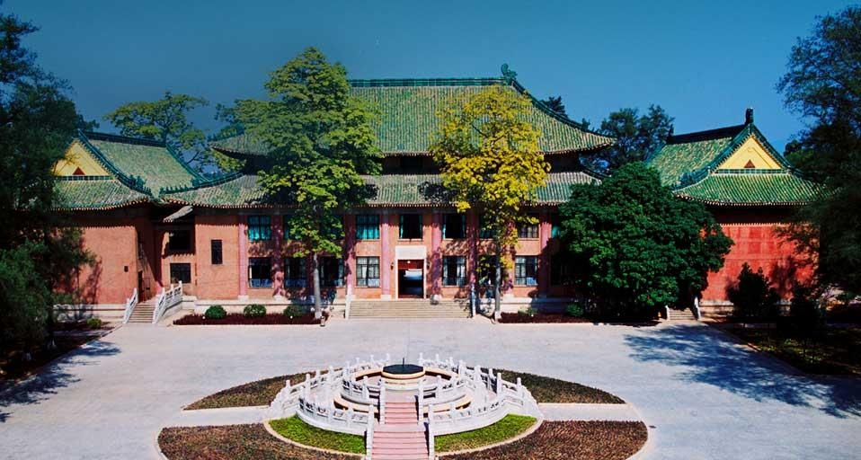 华南理工大学12号楼，凤山雅筑(© News Centre of SCUT/SCUT) &copy; (Bing China)