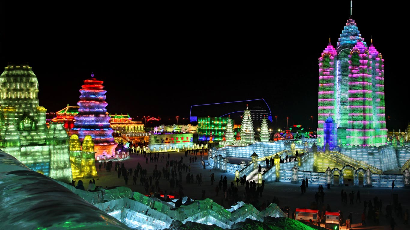 哈尔滨国际冰雪节一景 (© Yang Wang)(Bing China)