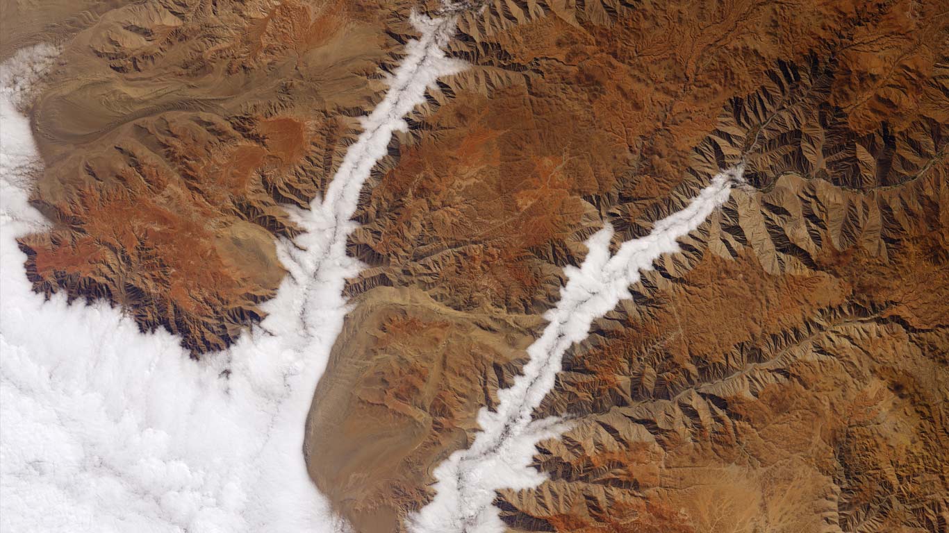 【今日世界气象日】秘鲁太平洋沿岸Yauca和Acarí河上空的云层 (© Joshua Stevens/NASA)(Bing China)