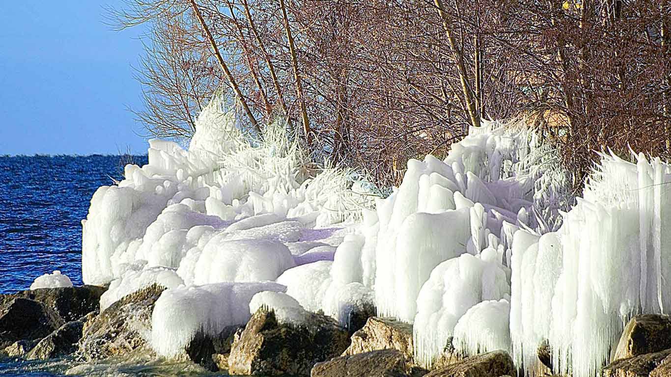Waves frozen in stacks, Lake Ontario shoreline (© Gail Shotlander/Flickr/Getty Images)(Bing Canada)