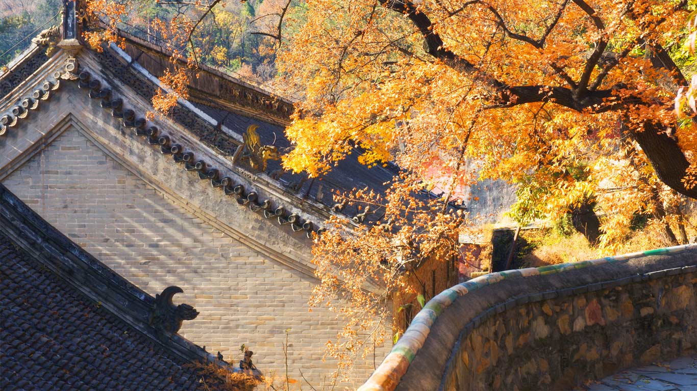 北京潭柘寺秋景 (© Jochen Schlenker/Robert Harding Picture Library Ltd/Alamy)(Bing China)