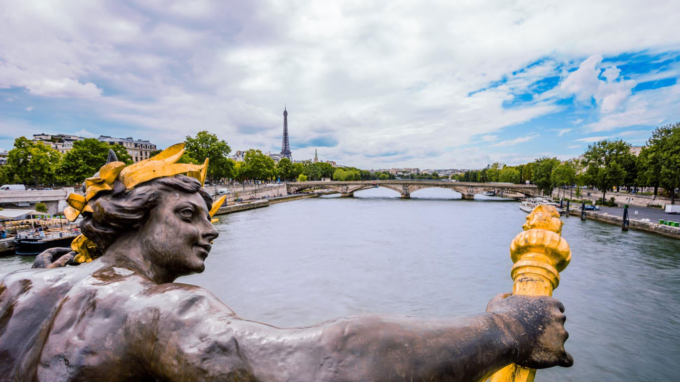 Vue sur la Seine et la tour Eiffel depuis le pont Alexandre-III, Paris (© Pierre Ogeron/Getty Images)(Bing France)